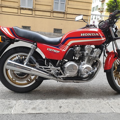 Honda CB750F imm 10/1989 km 38000 moto in perfette condizioni, completamente originale con iscrizione registro storico. In vendita per un nostro cliente, possibili finanziamenti no permute. Si può visionare su appuntamento